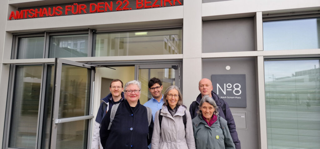 Bezirksrät:innen der Grünen Donaustadt vor dem Amtshaus: Peter Wiecenec, Barbara Boll, Adam Unterwalcher, Andrea Pelzmann, Christa Staudinger, Wolfgang Orgler